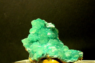 Smithsonita: James Smithson (1765-1829), qu&iacute;mico y mineralogista ingl&eacute;s con cuya herencia se fund&oacute; la Smithsonian Institution en 1846.